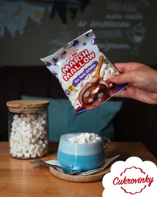 ☕🤍 Mini marshmallow – maličké kúsky, veľká sladká radosť! 🍬 Aj ten najobyčajnejší nápoj sa môže zmeniť na čarovný jesenný...
