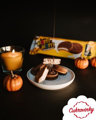 😋 Nom Nom – sladké pečivo, ktoré si zamilujete na prvé zahryznutie! 🍪🤍 Jemné pečivo + nadýchaná marshmallow náplň = Nom...